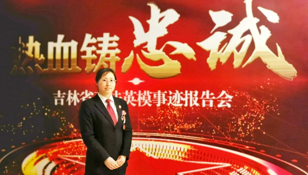 【政法英?！壳橄蛋傩?一心為民 做群眾滿意的立案法官