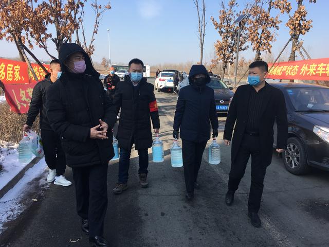 長(zhǎng)春市檢察院馬寧（右三）籌集防疫物資送到勸農(nóng)山鎮(zhèn)蓮花印象小區(qū)