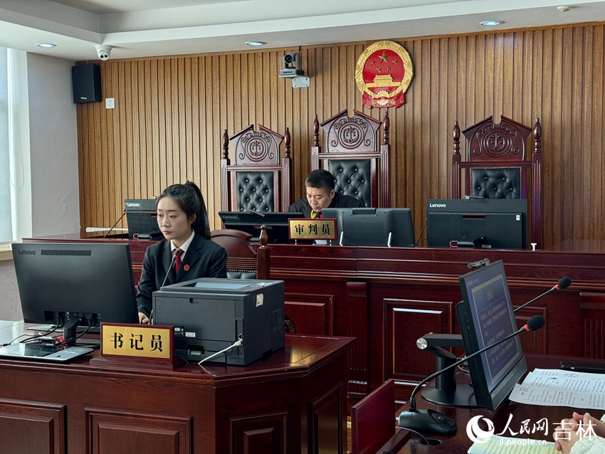 11月7日上午，鐵西法院訴訟服務中心速裁法庭正在開庭審理一起重大金融借款合同糾紛案件。人民網(wǎng)記者 李思玥攝